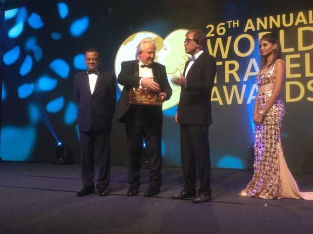 Le ministre du tourisme mauricien, Anil Kumarsingh Gayan, reçoit le Prix d’honneur des mains du président de WTA - DR : J.-P. C.