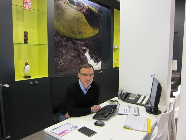 Marc Broussaud, l’un des deux directeurs d'Island Tours devant une superbe photo de son île fétiche. Marc Broussaud, l’un des deux directeurs d'Island Tours devant une superbe photo de son île fétiche.