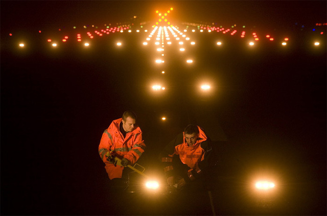 Sécurité aéroport : les liquides ont pu passer les contrôles de sécurité... - Photo Aéroports de Paris - STROPPA, Philippe - Studio Pons Sécurité aéroport : les liquides ont pu passer les contrôles de sécurité... - Photo Aéroports de Paris - STROPPA, Philippe - Studio Pons