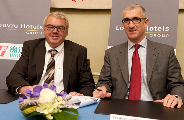 Louvre Hotels Group signe un partenariat avec Jin Jiang Inn Co., Ltd pour favoriser le développement du tourisme hôtelier entre la France et la Chine. Ici, Pierre-Frédéric Roulot Président de Louvre Hotels Group (à gauche) et Frédéric Chastenet de Gery, du Cabinet de Frédéric Lefebvre ministre en charge du tourisme - DR : M.S. Louvre Hotels Group signe un partenariat avec Jin Jiang Inn Co., Ltd pour favoriser le développement du tourisme hôtelier entre la France et la Chine. Ici, Pierre-Frédéric Roulot Président de Louvre Hotels Group (à gauche) et Frédéric Chastenet de Gery, du Cabinet de Frédéric Lefebvre ministre en charge du tourisme - DR : M.S.