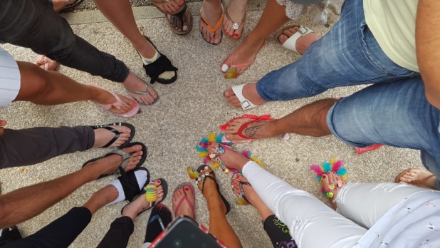 Des tongs de très haut niveau... D'après vous à qui appartiennent ces pieds ? Des tongs de très haut niveau... D'après vous à qui appartiennent ces pieds ?