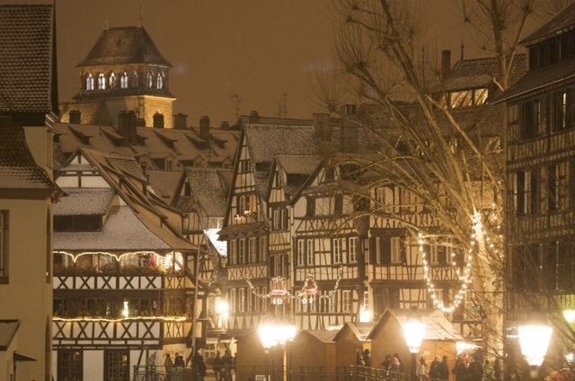 Le marché de Noël de Strasbourg  Strasbourg (Christkindelsmärik en alsacien) est le plus ancien et le plus visité de France. Le marché de Noël de Strasbourg  Strasbourg (Christkindelsmärik en alsacien) est le plus ancien et le plus visité de France.