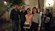 Nurten Keskin Rollier au centre de la photo avec le livre - Crédit photo : RP