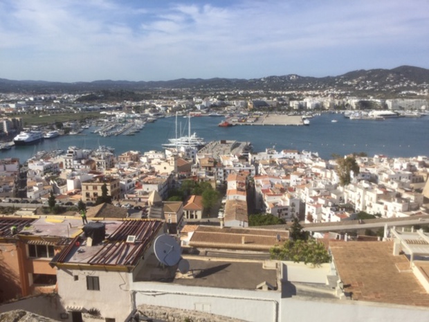 Elvissa, appelée aussi Ibiza, est la capitale de l’île. Perchées sur la colline, les maisons d’un blanc immaculé s’étalent jusqu’à la haute ville : Dalt Vila - DR : J.-P.C. Elvissa, appelée aussi Ibiza, est la capitale de l’île. Perchées sur la colline, les maisons d’un blanc immaculé s’étalent jusqu’à la haute ville : Dalt Vila - DR : J.-P.C.