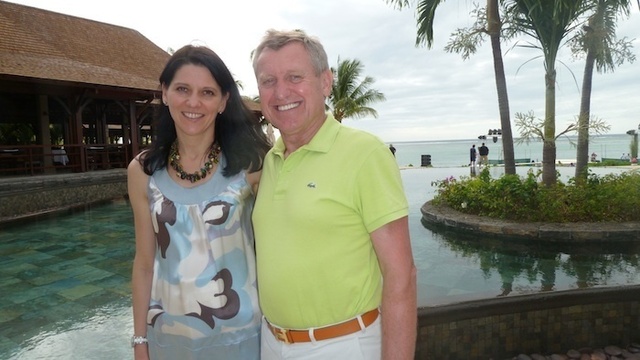 Paul Jones, patron de LUX* Islands Resorts et Veronique Berthier, directeur des Ventes et du Marketing France, Belgique, Espagne et Portugal Photo DR JdL Paul Jones, patron de LUX* Islands Resorts et Veronique Berthier, directeur des Ventes et du Marketing France, Belgique, Espagne et Portugal Photo DR JdL