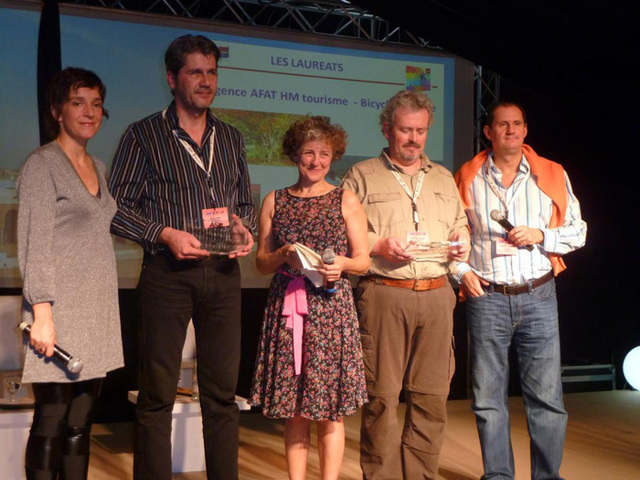 Les co-présidents de la Commission Ethique et Développement Durable AS Voyages et les lauréats du premier trophée : de g. à d. Sandrine Mercier rédactrice en chef du magazine A R, Philippe Rose, Anne Robart, Alain Desage et Jean-Pierre Lorente