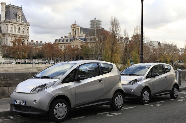 Deux voitures électriques Bluecar attendent leurs conducteurs.©Henri Garat/Mairie de Paris