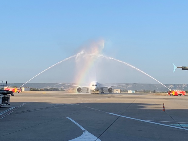 Le water salute lors de l'arrivée du Boeing 787-8 Dreamliner à l'aéroport Marseille Provence le 3 juillet 2019 - Photo : J.B.