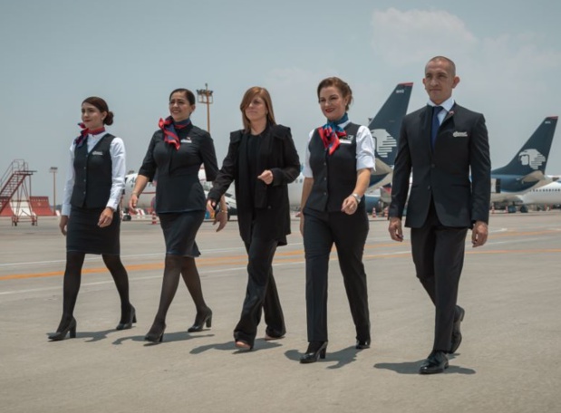 Dans des tons bleu marine et noir, l'uniforme n'est pas sans rappeler le smoking. Les chaussures sont noires et les femmes ne portent plus de chapeau - DR : Aeromexico