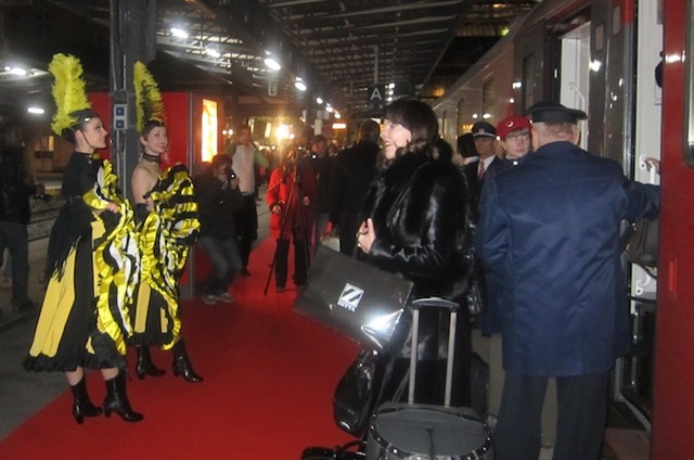 Les danseuses de French Cancan ont accueilli les passagers du train dès leur arrivée à la gare de l'Est