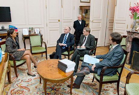 Marie-Luce Penchard, ministre chargée de l’Outre-mer a reçu mardi 29 novembre, Alain Bodon, inspecteur général des finances, auteur d’un rapport sur la situation financière de l’hôtellerie aux Antilles. /photo dr