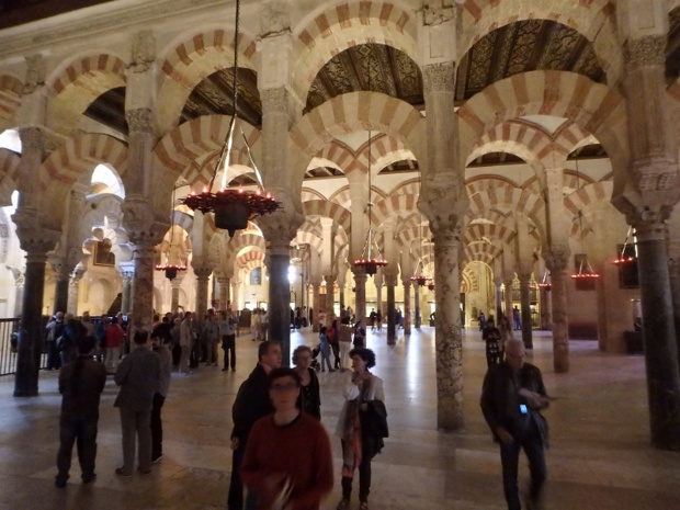 Dans la Mezquita, une impressionnante forêt de colonnes de granit, reliées entre elles par deux niveaux d’arcs de pierres rouges et blanches. Les variations de lumière procurent, à chaque instant, une atmosphère différente - DR : J.B. Dans la Mezquita, une impressionnante forêt de colonnes de granit, reliées entre elles par deux niveaux d’arcs de pierres rouges et blanches. Les variations de lumière procurent, à chaque instant, une atmosphère différente - DR : J.B.