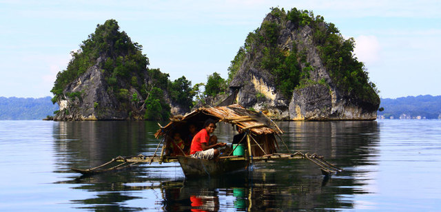 Une famille sur une barque se prépare pour la pêche. ©(Anggun Nugraha/www.indonesia.travel)