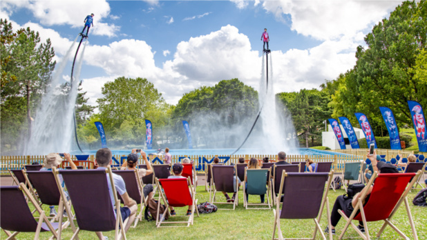 Aquajump, un show ascensionnel d’une vingtaine de minutes, offre aux spectateurs une évolution de type flyboard au-dessus d’une piscine, où les 2 performers peuvent monter jusqu’à 15 mètres de haut - DR : Futuroscope