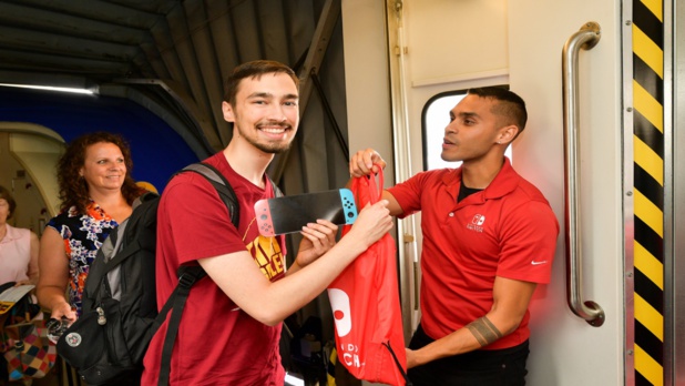Un passager recevant un sac Nintendo avec la console de jeu - DR Photo Twitter