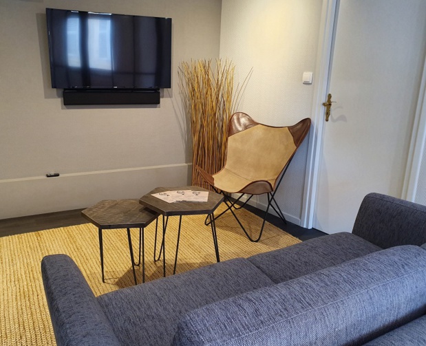 Ce nouveau concept-store réunit un espace salon avec canapé et table basse, une bibliothèque de voyage, un grand écran mural et une table ovale équipée d'un ordinateur, permettant d'élaborer les programmes des clients - DR : LK Tours Ce nouveau concept-store réunit un espace salon avec canapé et table basse, une bibliothèque de voyage, un grand écran mural et une table ovale équipée d'un ordinateur, permettant d'élaborer les programmes des clients - DR : LK Tours