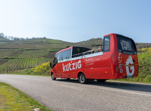 Le Kut'zig, petit bus cabriolet décapotable, sillonne la route des vins d'Alsace, sur le principe du hop-on hop-off avec un tarif unique à la journée - DR : LK Tours Le Kut'zig, petit bus cabriolet décapotable, sillonne la route des vins d'Alsace, sur le principe du hop-on hop-off avec un tarif unique à la journée - DR : LK Tours