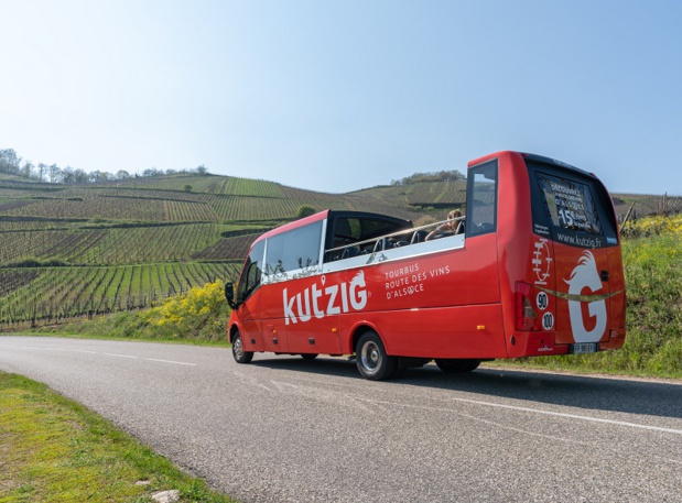Le Kut'zig, petit bus cabriolet décapotable, sillonne la route des vins d'Alsace, sur le principe du hop-on hop-off avec un tarif unique à la journée - DR : LK Tours