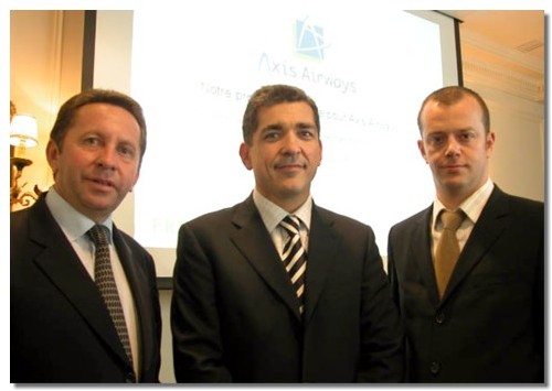 De gauche à droite : Pierre Fourques (DG Axis Airways), Pierre-Olivier Di Fusco et Jérôme Guichard (DC Réseau régulier). Le nouveau président (au centre) aux côtés de deux des quatre fondateurs d’Axis