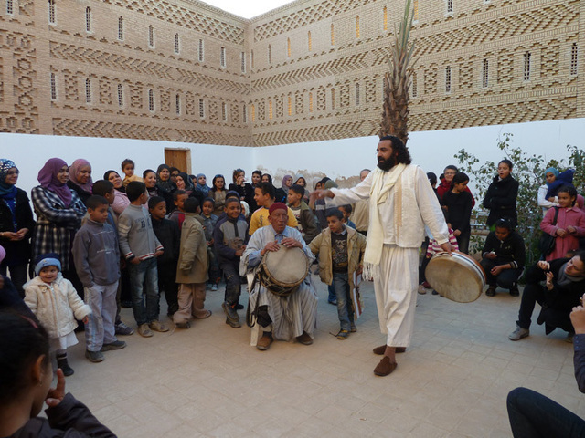 A Tozeur, très populaire,  le festival des oasis se célèbre aussi dans les rues de la vieille ville avec des conteurs, des chanteurs et des musciens.. Photo MS