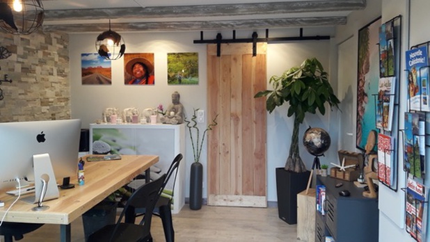 Céline Mouren reçoit ses clients dans un atelier, attenant à son domicile. Un lieu d'invitation au voyage - DR : Côté Voyages by Célia Céline Mouren reçoit ses clients dans un atelier, attenant à son domicile. Un lieu d'invitation au voyage - DR : Côté Voyages by Célia