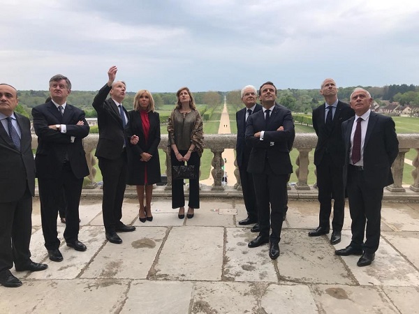 Augustin de Romanet (2e à gauche) en compagnie du président Macron, regardant la privatisation d'ADP ? Crédit photo : compte Twitter @ItalyinFrance