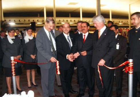 L’ambassadeur des Emirats Arabes Unis à Paris Son Excellence Saïf Sultan al Aryani, René Brun directeur de l’aéroport Roissy CDG, Geert W. Boven et Fabrice Ebner, respectivement vice président commercial et directeur général pour la France de L’ambassadeur des Emirats Arabes Unis à Paris Son Excellence Saïf Sultan al Aryani, René Brun directeur de l’aéroport Roissy CDG, Geert W. Boven et Fabrice Ebner, respectivement vice président commercial et directeur général pour la France de