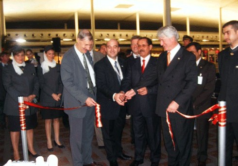 L’ambassadeur des Emirats Arabes Unis à Paris Son Excellence Saïf Sultan al Aryani,  René Brun directeur de l’aéroport Roissy CDG, Geert W. Boven et Fabrice Ebner, respectivement vice président commercial et directeur général pour la France de