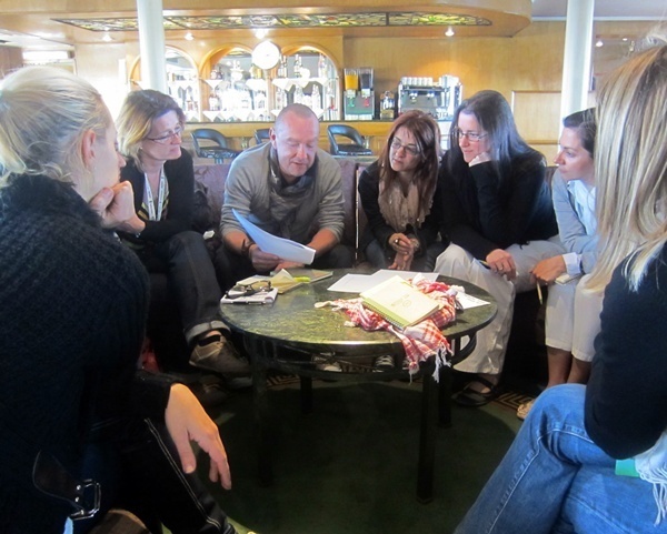 « Les agents passent en moyenne une demie heure avec un client mais à la fin, ils oublient parfois de prendre ses coordonnées pour le relancer... » « Les agents passent en moyenne une demie heure avec un client mais à la fin, ils oublient parfois de prendre ses coordonnées pour le relancer... »