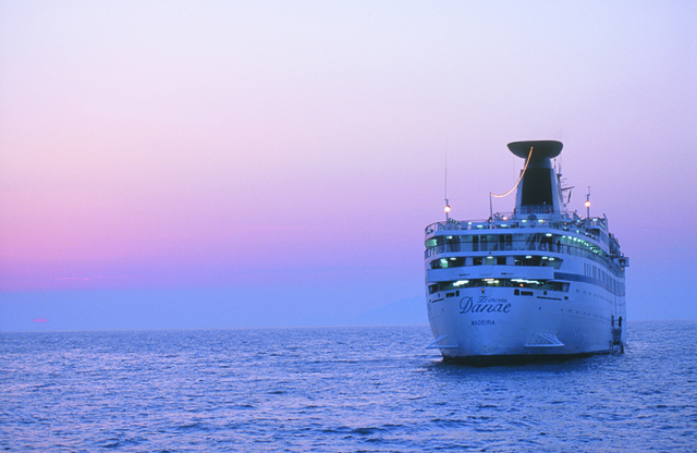 Le Princess Danae, navire de NDS Voyages, quitte le port de Marseille jeudi 12 janvier 2012 pour réaliser un tour du monde de 127 jours - Photo NDS Voyages