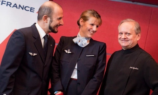 Air France va mettre l’accent sur la gastronomie française, avec la prestation de grands chefs. Joël Rebuchon, grand voyageur et client convaincu de la Première d’Air France, a débuté l’opération en décembre dernier  - Photo DR