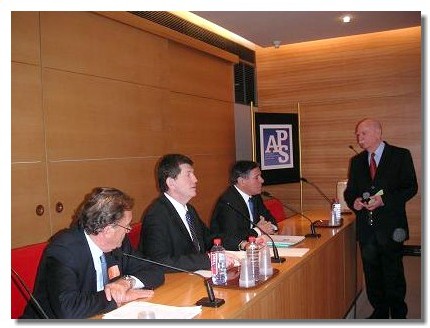 De gauche à droite Jean-Michel Couve, député du Var, Frédéric Pierret, directeur du tourisme, Pierre Hérisson, député de Haute Savoie et Pierre Amalou animateur des tables rondes