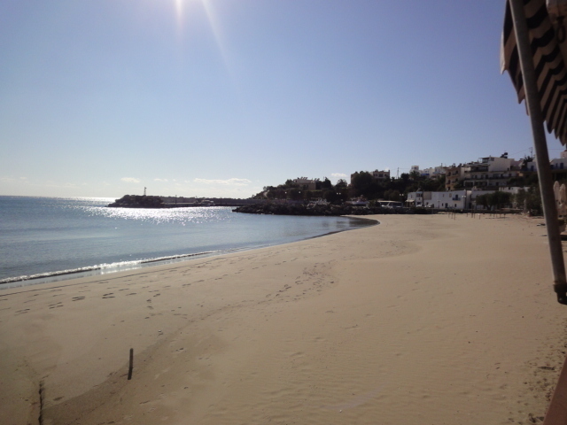 La plage déserte devant mon bungalow. Tout devient léger et j’ai remisé la montre dans la valise. Elle m’est bien inutile... - Photo DR