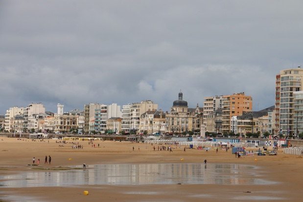 Ce bord d’océan familial, avec ses flâneurs longeant l’interminable Grande Plage, est célèbre depuis le 19e siècle - DR : J.-F.R.