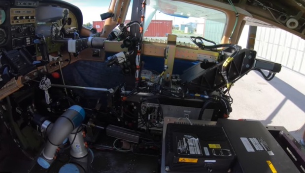 Le 9 août 2019, l'US Force a fait voler en totale autonomie un Cessna 206 - Crédit photo : caputre écran de la vidéo ROBOpilot First Flight Le 9 août 2019, l'US Force a fait voler en totale autonomie un Cessna 206 - Crédit photo : caputre écran de la vidéo ROBOpilot First Flight