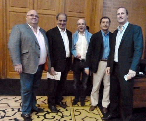 Il se préparent à débattre dans le cadre d'une table ronde inédite : de gauche à droite Michel Salaün président du groupe Salaün, Jean-Pierre Mas co-président du réseau volontaire AS Voyages, Richard Vainopoulos président du réseau volontaire Tourcom, Pascal de Izaguirre, président de TUI France et Olivier de Nicola président de FRAM./photo MS Il se préparent à débattre dans le cadre d'une table ronde inédite : de gauche à droite Michel Salaün président du groupe Salaün, Jean-Pierre Mas co-président du réseau volontaire AS Voyages, Richard Vainopoulos président du réseau volontaire Tourcom, Pascal de Izaguirre, président de TUI France et Olivier de Nicola président de FRAM./photo MS