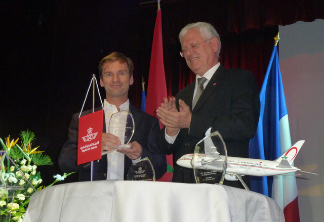 Driss Benhima, PDG de la RAM, remet son trophée à Nicolas Brumelot (Go Voyages) - DR Driss Benhima, PDG de la RAM, remet son trophée à Nicolas Brumelot (Go Voyages) - DR