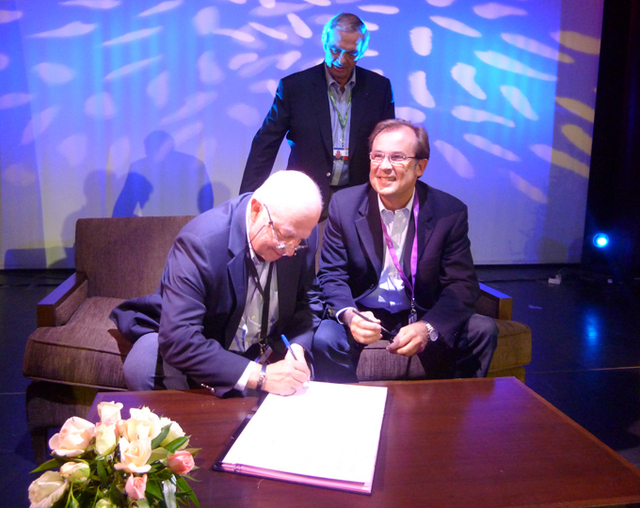 Sous l'oeil de Georges Colson, président du SNAV, Raoul Nabet président de l'APST et Christian Mantei directeur général d'Atout France signent à Marrakech un protocole de partenariat - DR : M.SANI Sous l'oeil de Georges Colson, président du SNAV, Raoul Nabet président de l'APST et Christian Mantei directeur général d'Atout France signent à Marrakech un protocole de partenariat - DR : M.SANI