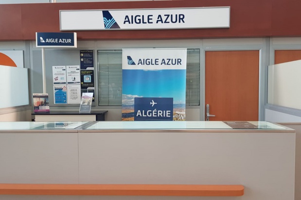 Le comptoir de la compagnie - en redressement judiciaire - est fermé, laissant le personnel de la plateforme et AviaPartner, le sous-traitant d'Aigle Azur, répondre aux interrogations des passagers - DR : CE