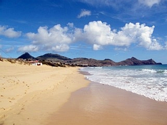 Porto Santo est une île d'origine volcanique de 42 kilomètres carrés avec 4 000 habitants, une plage de sable doré de 7 kilomètres de long où se sont installés quelques hôtels de charme, un terrain de golf impressionnant ,connu principalement de la clientèle britannique./photo dr Porto Santo est une île d'origine volcanique de 42 kilomètres carrés avec 4 000 habitants, une plage de sable doré de 7 kilomètres de long où se sont installés quelques hôtels de charme, un terrain de golf impressionnant ,connu principalement de la clientèle britannique./photo dr