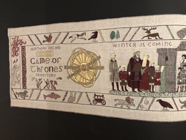 L’office de tourisme Irlandais a conçu une tapisserie de près de 90 mètres de long retraçant les lieux et aventures les plus épiques des héros de la saga. -DR Tourism Ireland L’office de tourisme Irlandais a conçu une tapisserie de près de 90 mètres de long retraçant les lieux et aventures les plus épiques des héros de la saga. -DR Tourism Ireland