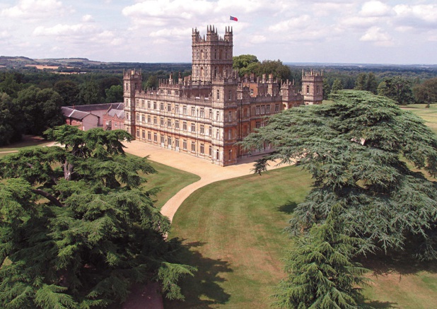 La plupart des décors ont été tournés dans des lieux réels en Angleterre : Highclere Castle, Harewood House, Alnwick Castle ainsi que dans le village de Bampton dans les Cotswolds de l’Oxfordshire - DR : VisitBritain
