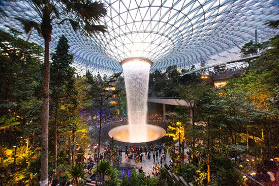 Dans le nouveau complexe "Jewel" à l’aéroport de Changi se trouve le Rain vortex, une cascade de 40 mètres de haut - DR : Singapore Tourism Board