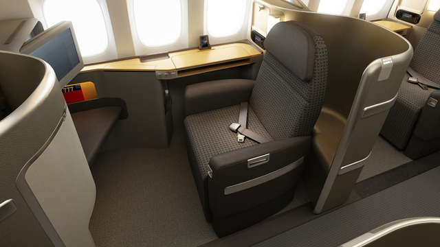 Les sièges des suites Première Classe sont mmodulables en lits de plus de 2 mètres de long - Photo American Airlines