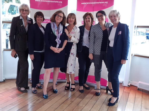 Dans le salon flottant des Vedettes de Paris, une partie de l’équipe des Femmes du Tourisme, organisatrice d’une soirée dédiée aux rencontres et à la convivialité. De gauche à droite : Marylise Colombo, Christine Deroy, Pénélope Rambaud , Christine Giraud (nouvelle présidente de l’association), Christine Pioli, Bénédicte Langlais-Richer, Anne-Marie Chassaing - DR : M.S.