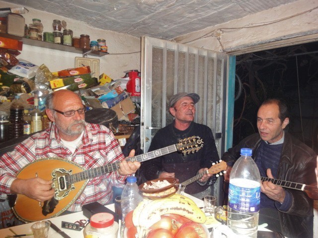 Sortis de je ne sais où, apparaissent miraculeusement trois bouzoukis et c’est parti ! - Photo DR Sortis de je ne sais où, apparaissent miraculeusement trois bouzoukis et c’est parti ! - Photo DR