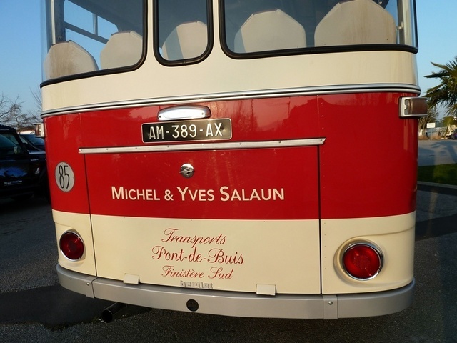 Le Berliet vintage de 1962, retapé religieusement, brille comme un sou neuf sur le parking de l'entreprise/photo JDL