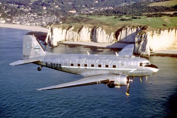 Un Douglas DC-3 d'Aigle Azur, l'un des premiers appareils de la compagnie dans les années 1950 © DR Un Douglas DC-3 d'Aigle Azur, l'un des premiers appareils de la compagnie dans les années 1950 © DR