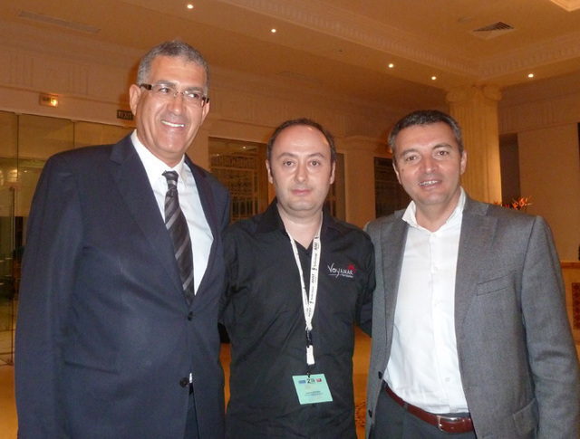 Laurent Abitbol (au centre) lors du dernier congrès d'AS Voyages en Tunisie avec à gche Slim Zgal, propriétaire de la chaîne Thalassa Hotels et Ali Miaoui directeur général de Tunisair. - Photo DR MS