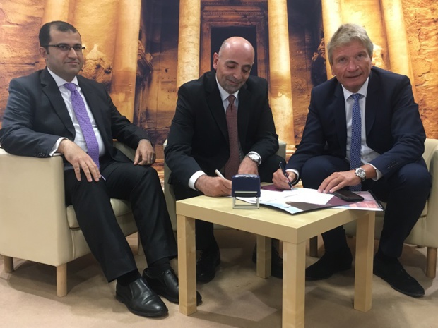 Dr. Abed Al Razzaq Arabiyat, directeur général du Jordan Tourism Board et Helmut Stückelschweiger, pdg de Top of Travel ont signé un partenariat, le 3 octobre 2019, au salon IFTM Top Resa. - CL